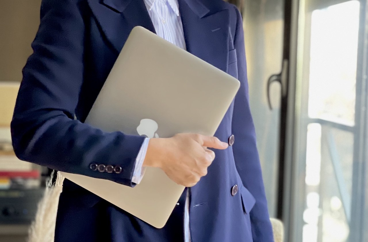 Raquel Augusto com MacBook debaixo do braço