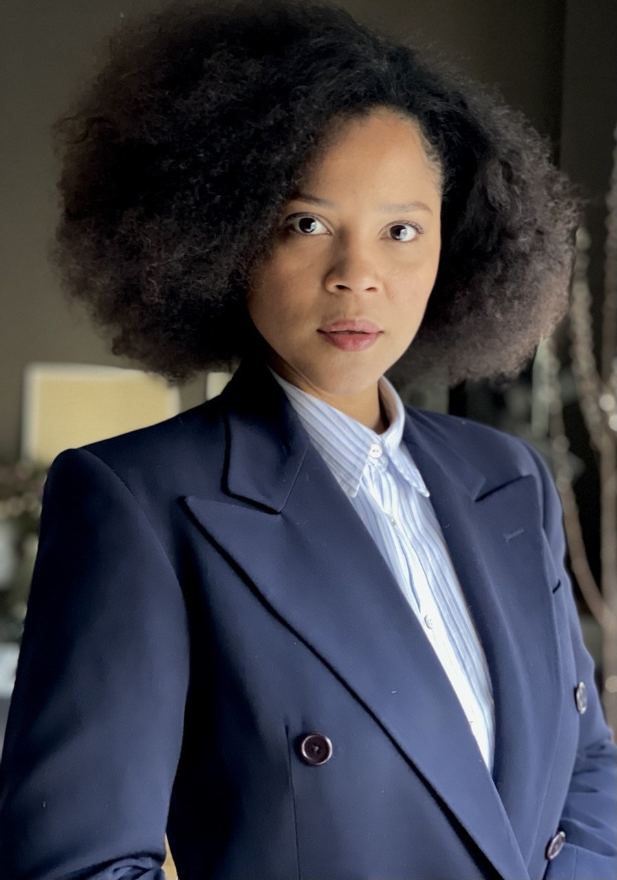 Raquel Augusto com blazer azul-marinho